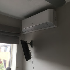 Wall air conditioning unit for a bedroom